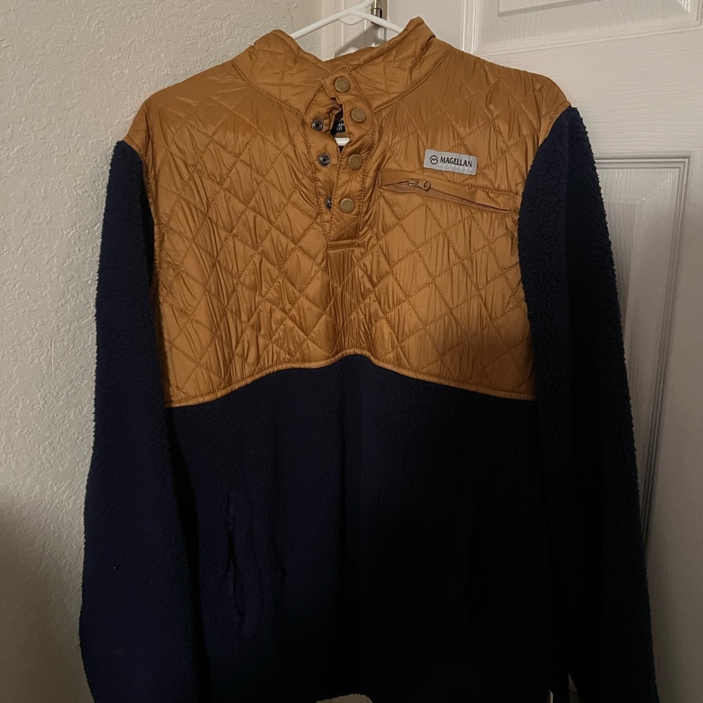Magellan Outdoors Size  L Quilted Tan and Navy Pullover